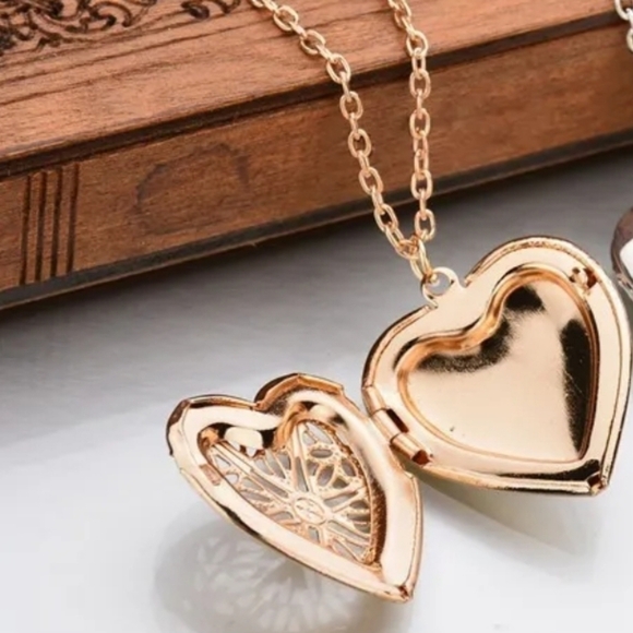 🦋 Creative Locket Heart Pendant Necklace in Gold Tone - Picture 3 of 5